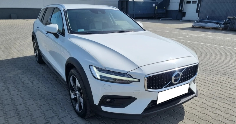 Volvo V60 Cross Country cena 114999 przebieg: 157000, rok produkcji 2019 z Otmuchów małe 379